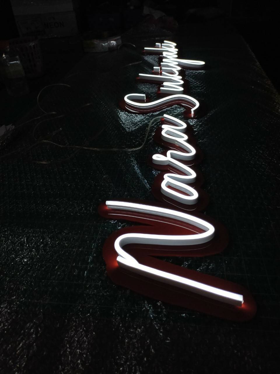 ป้ายไฟนีออน flex พื้นอะคริลิคสีแดง ติดไฟสีขาว ขนาด 130*30cm.