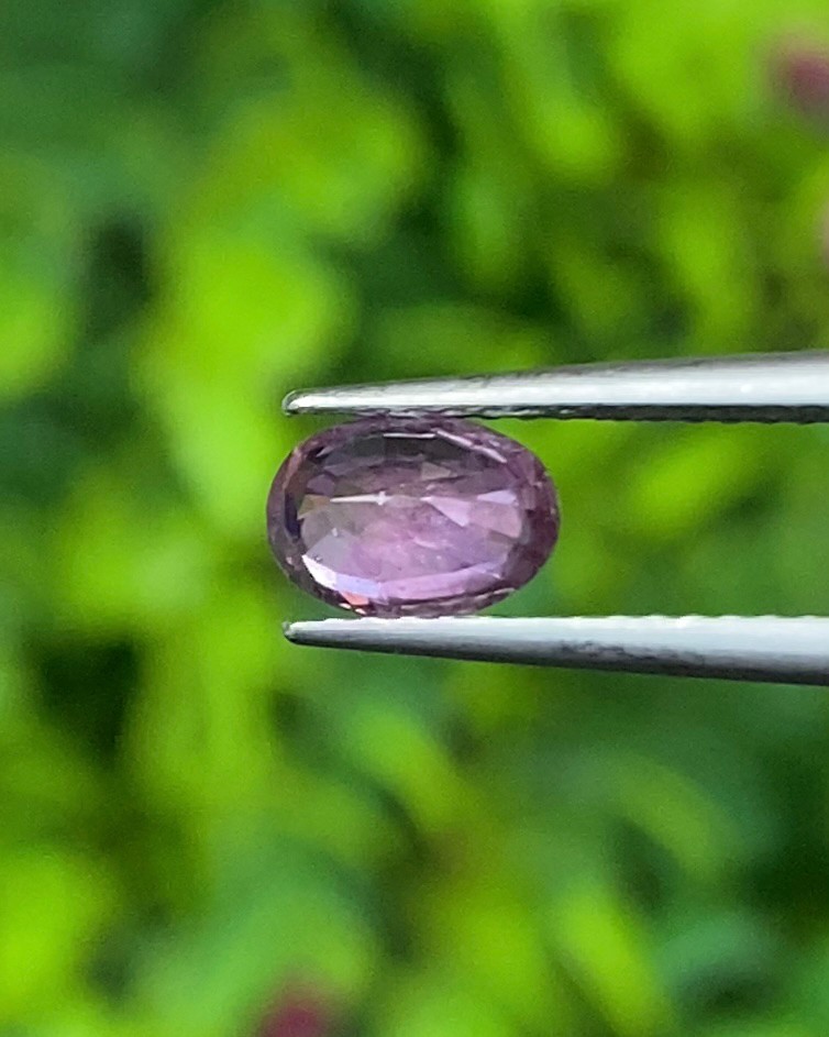 พลอย เพอเพิล แซฟไฟร์ สีม่วง Purple Sapphire ดิบ Unheated 0.80 กะรัต (Cts.) พลอยแท้ อัญมณีมงคลประจําวันเกิด เครื่องประดับพลอย