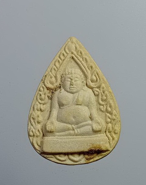 ผ1416 พระสังกัจจายน์เนื้อผง หลังยันต์ ไม่ทราบที่ครับ