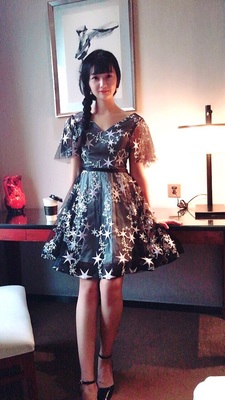 ชุดราตรีสั้นชุดเพื่อนเจ้าสาวแต่งแขนระบายพิมพ์ลายรูปดาวเรียบหรู(เชือกผูกหลัง)