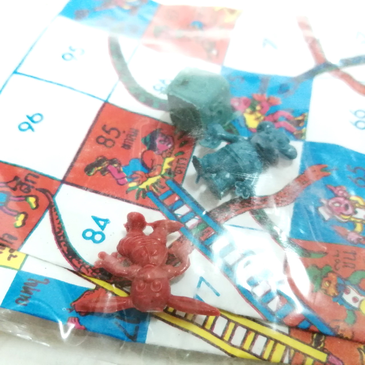 เกมกระดาษ งูไต่กระได รุ่นเก่า ตัวเดินและลูกเต๋า เป็นตุ๊กตุ่นพลาสติก ของเก่าหายาก ยังไม่แกะสภาพเดิมๆ มี2แบบ
