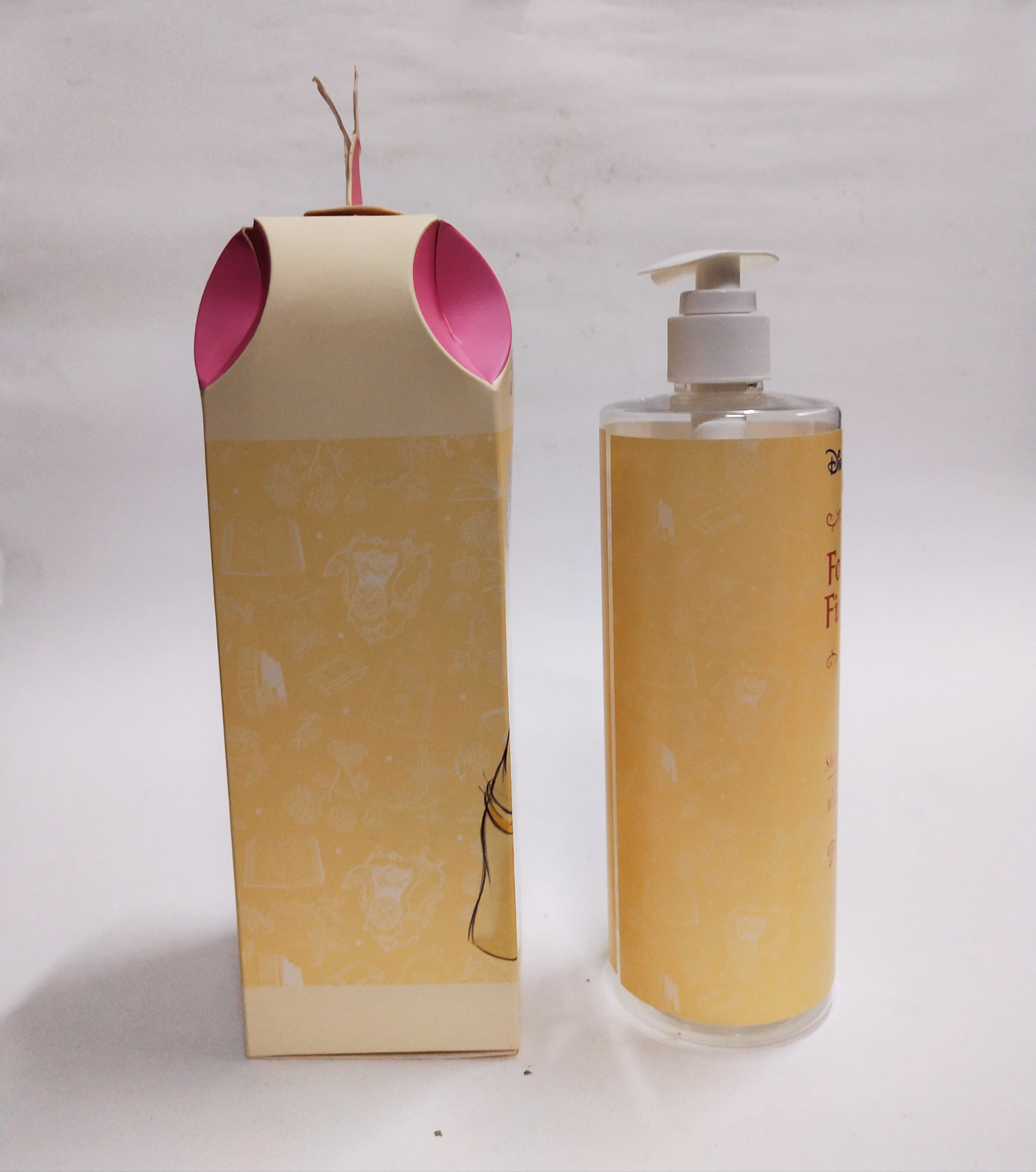 แพ็คเกจสะสม กล่องและขวดเปล่าสบู่เหลว ลาย เจ้าหญิงดิสนีย์ แบลล์ จาก บิวตี้แอนด์เดอะบีสต์ เป็นงานลายเส้นการ์ตูน ***ขวดสบู่เทสบู่ออก ไม่ล้าง บริเวณด้านบนที่เปิดกล่องกระดาษ จะมีรอยพับจากการเปิด-ปิด กล่อง ขนาดตามภาพ