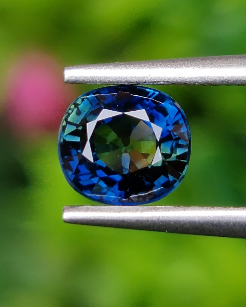 พลอย ลักษณะพิเศษ 2 สี Spacific Bi-Color Sapphire 1.41 กะรัต (Cts.) พลอยแท้ อัญมณีมงคลประจําวันเกิด เครื่องประดับพลอย