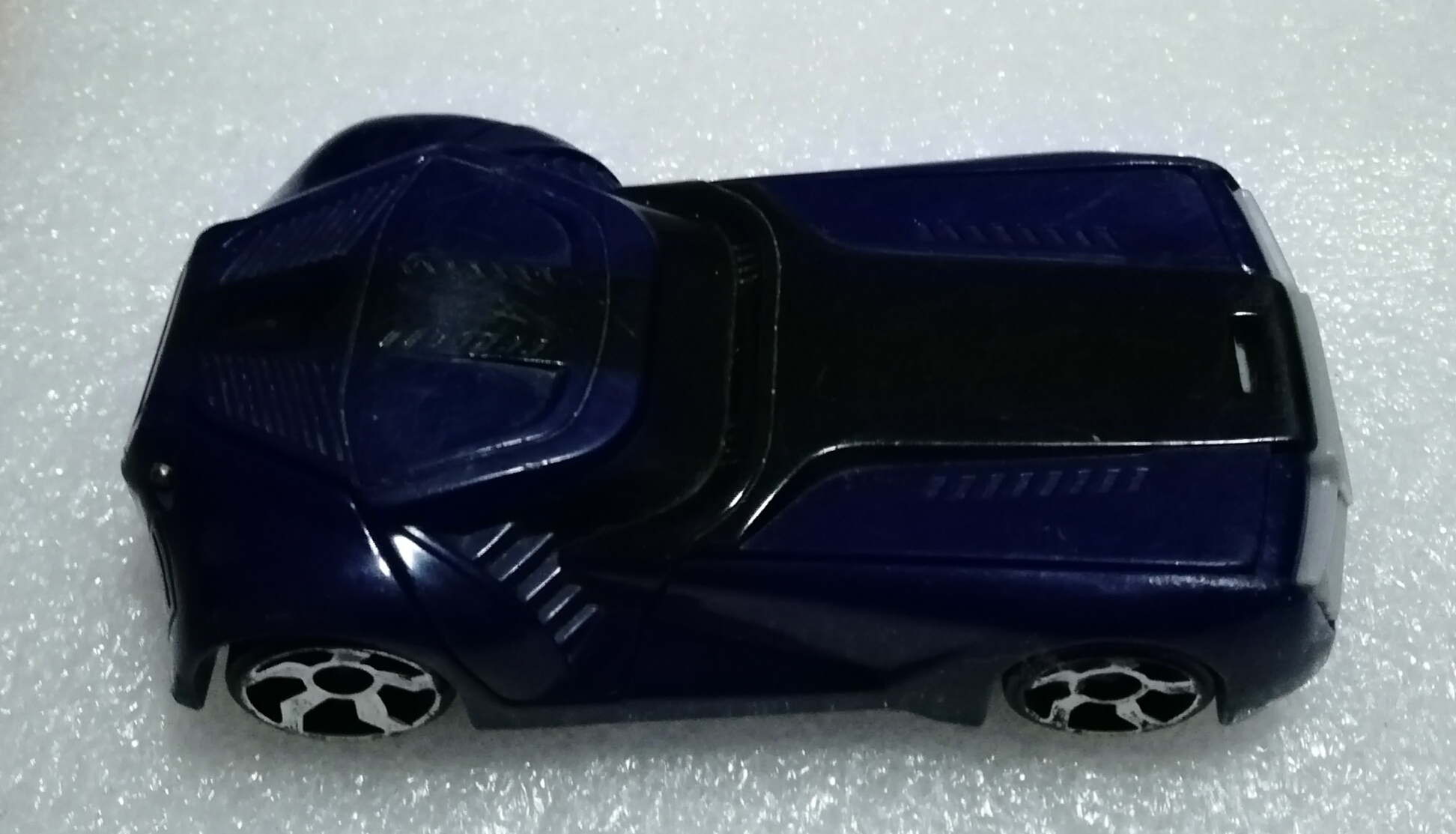 รถHot wheels พลาสติกสีน้ำเงิน-ดำ กดด้านหน้าฝากระโปรงเปิดออก มีคนยืนด้านใน ขนาด 4" ของสะสมจากแมคโดนัลด์เวียดนาม**โปรดตรวจสอบทุกภาพ