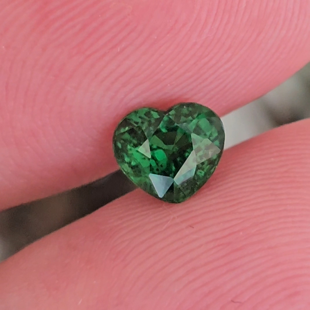 พลอย ซาโวไรท์ Tsavorite Garnet 1.16 กะรัต (Cts.) ดิบ Unheated พร้อมใบเซอร์ อัญมณีมงคลประจําวันเกิด เครื่องประดับพลอย