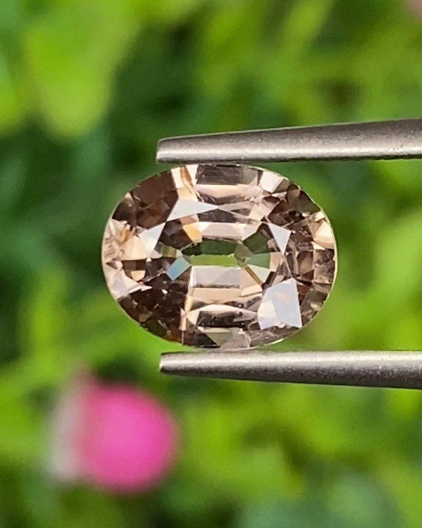 พลอย เพทาย (Zircon) 2.41 กะรัต (Cts.) พลอยแท้ อัญมณีมงคลประจําวันเกิด เครื่องประดับพลอย