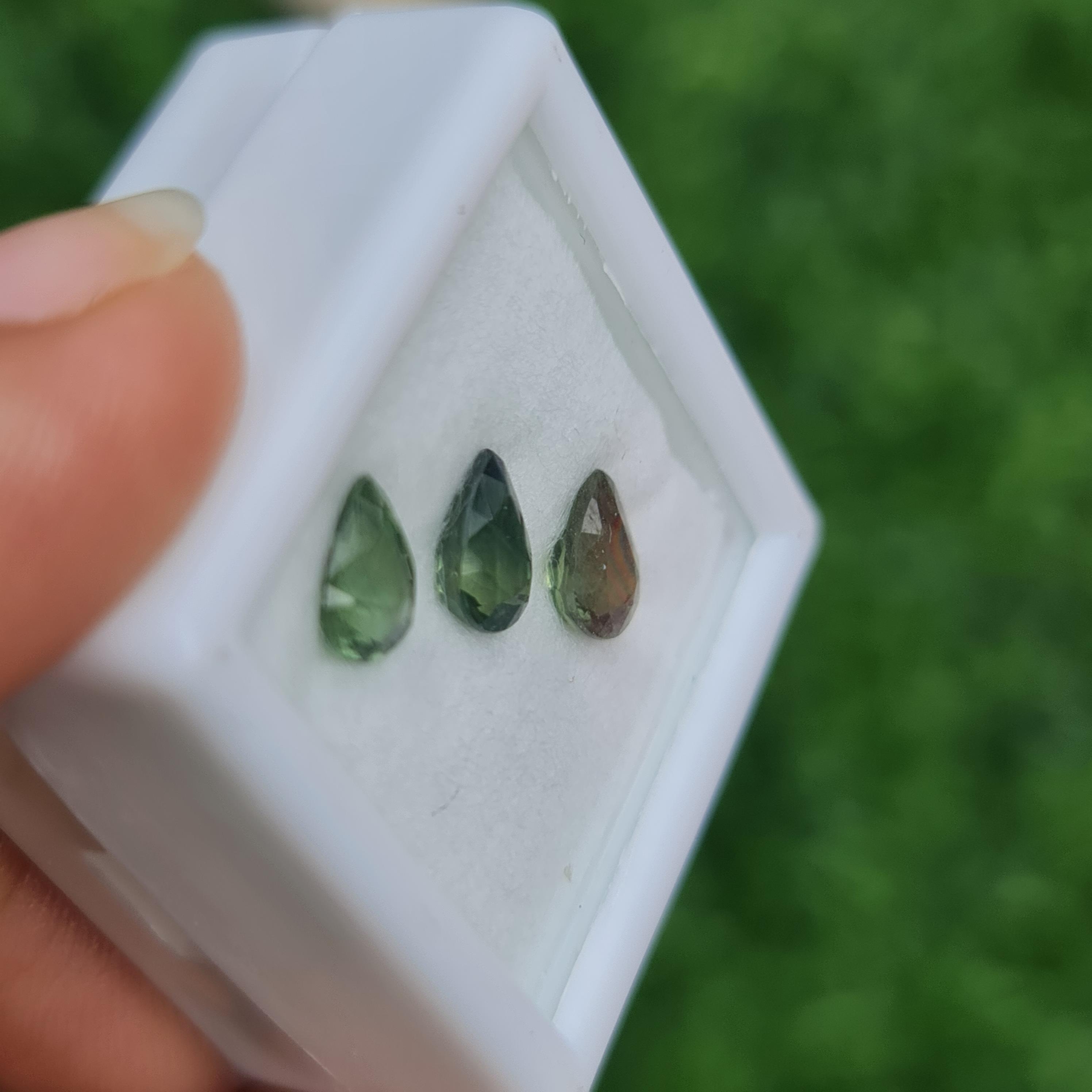 พลอย เขียวส่อง Green Sapphire 2.28 กะรัต (Cts.) ดิบ (Unheated) พลอยแท้ อัญมณีมงคลประจําวันเกิด เครื่องประดับพลอย