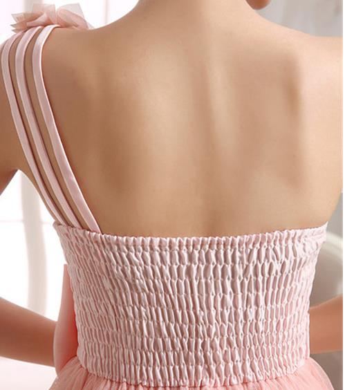 พร้อมส่ง ชุดเดรสสั้น เกาะอก ไหล่เดียวแต่งดอก เอวคาดโบว์ จับสม๊อกด้านหลัง สีฟ้า