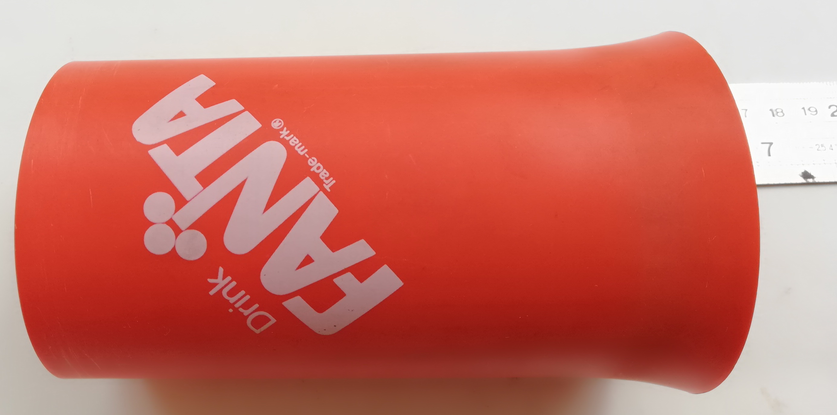 ของสะสมเก่า แก้วน้ำพลาสติกแขงทรงกระบอกสีส้ม ก้นแก้วบานออก มีฐาน พิมพ์ลายแฟนต้า FANTA ของสะสมจากแฟนต้ารสส้ม