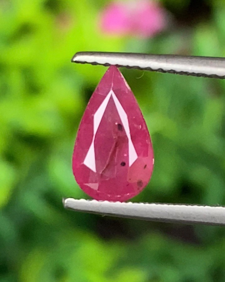 พลอย ทับทิม สยาม Siam Ruby sapphire 2.06 กะรัต (Cts.) พร้อมใบเซอร์ พลอยแท้ อัญมณีมงคลประจําวันเกิด เครื่องประดับพลอย