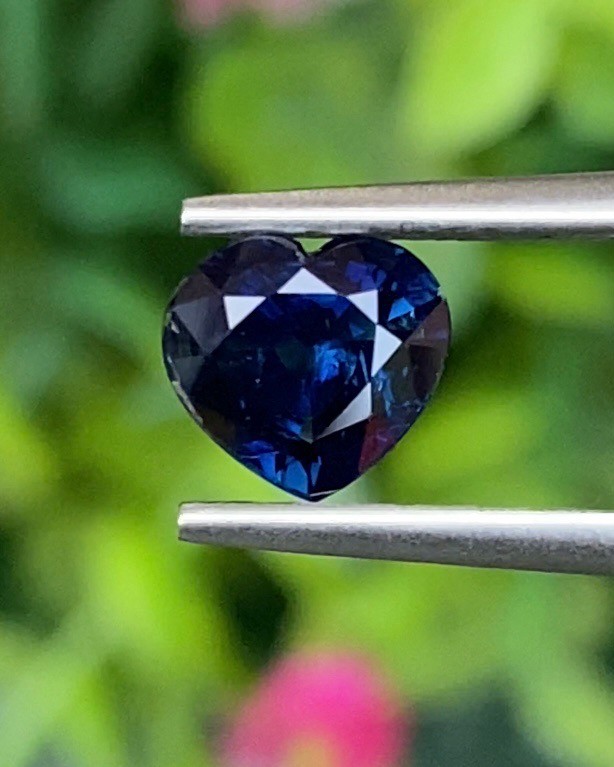 พลอย ไพลิน Blue Sapphire 1.16 กะรัต (Cts.) ดิบ (Unheated ) พร้อมใบเซอร์ (With Certificate) พลอยแท้ อัญมณีมงคลประจําวันเกิด เครื่องประดับพลอย