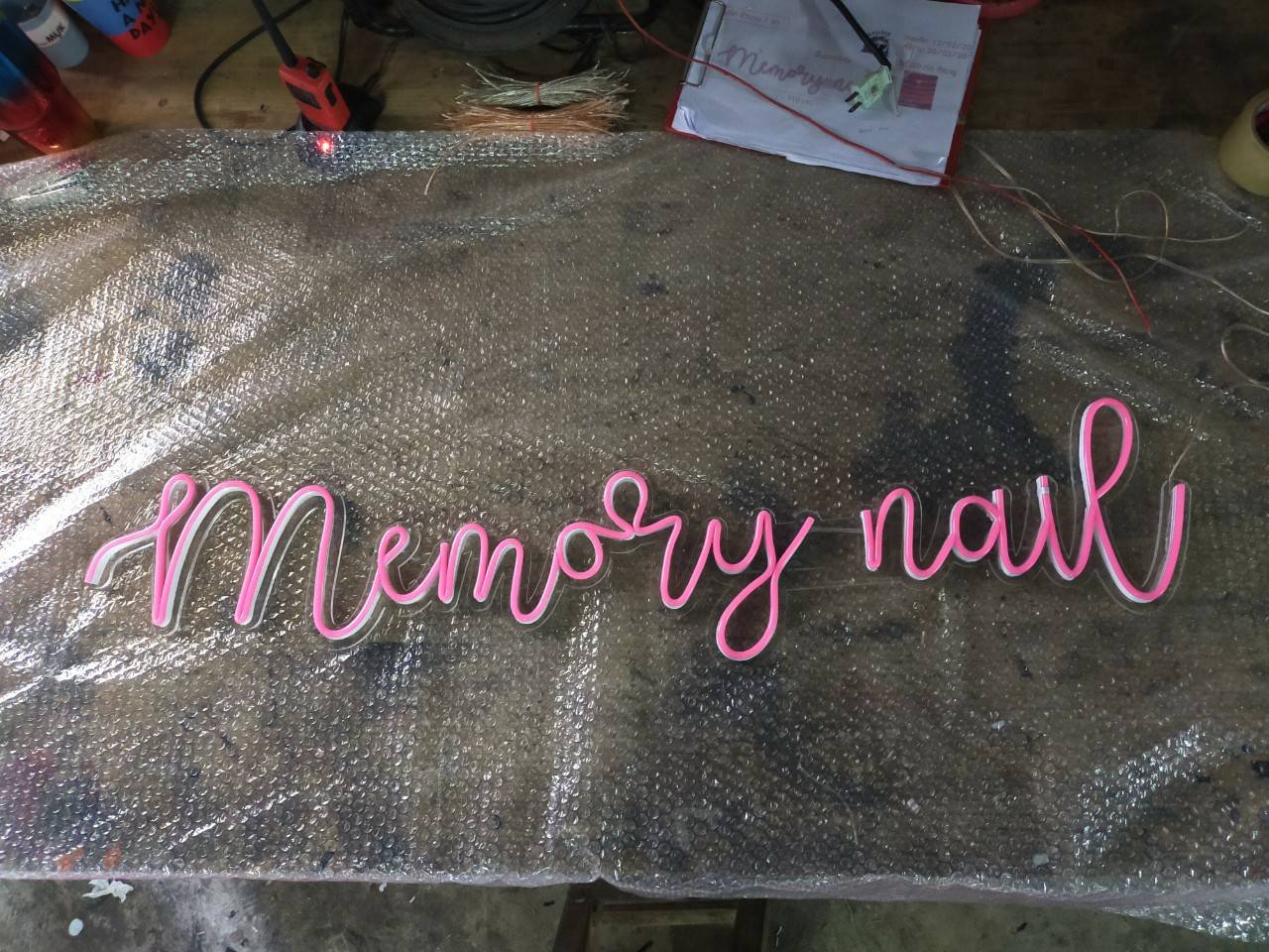 ป้ายไฟ LEDดัด สีชมพู วางพื้ออะคริลิคใส