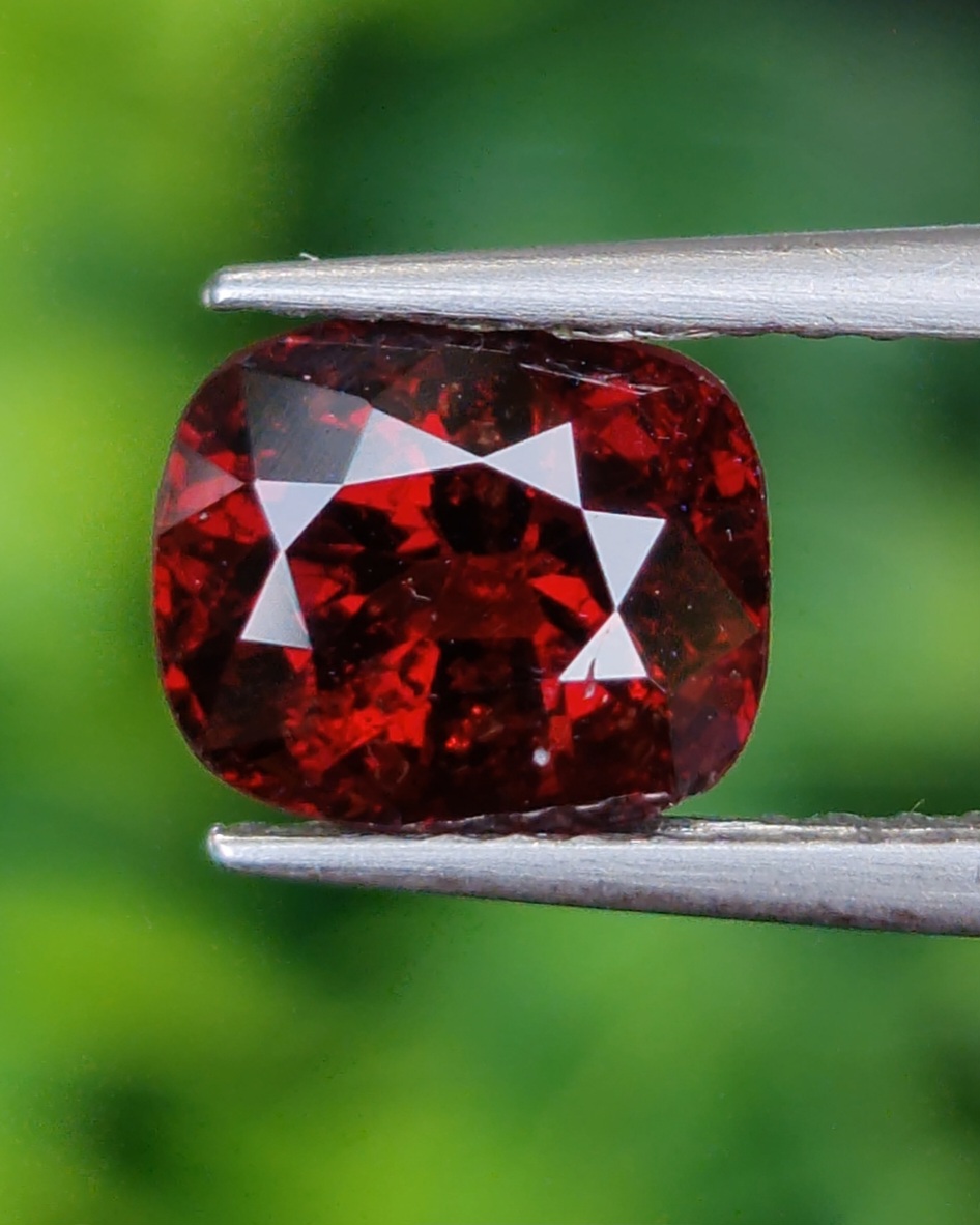 พลอย สปิเนล (Spinel) 1.70 กะรัต (Cts.) ดิบ (Unheated) พลอยแท้ อัญมณีมงคลประจําวันเกิด เครื่องประดับพลอย