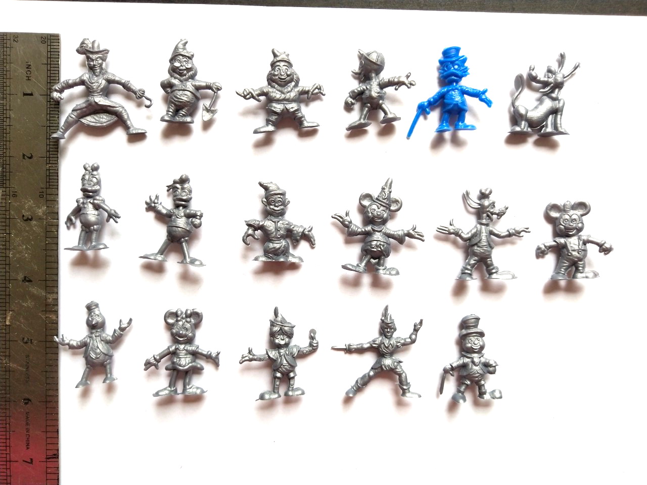 ชุดตุ๊กตุ่นดีสนีย์ 1.5 " ตุ๊กตุ่นตัวละครจากภาพยนตร์การ์ตูนของ วอลท์ ดีสนีย์ อาทิ ปีเตอร์แพน, สนีซซี่, อังเคิลสคู๊ซ, มิกกี้เม้าส์, ลูอี้, กัปตันฮุค, โดบี, เดซี่ดั๊ก, กัสกูซ, กูฟฟี่, เจมมินี่ คริกเก็ต, มินนี่เม้าส์, กรัมปี้, โดนัลด์ดั๊ก, พลูโต, แฟนตาเซ