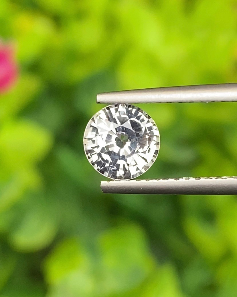 พลอย ไวท์ แซฟไฟร์ (White/Colorless Sapphire) 1.21 กะรัต Cts. ดิบ Unheated พร้อมใบเซอร์ (พลอยฝากขาย) พลอยแท้ อัญมณีมงคลประจําวันเกิด เครื่องประดับพลอย