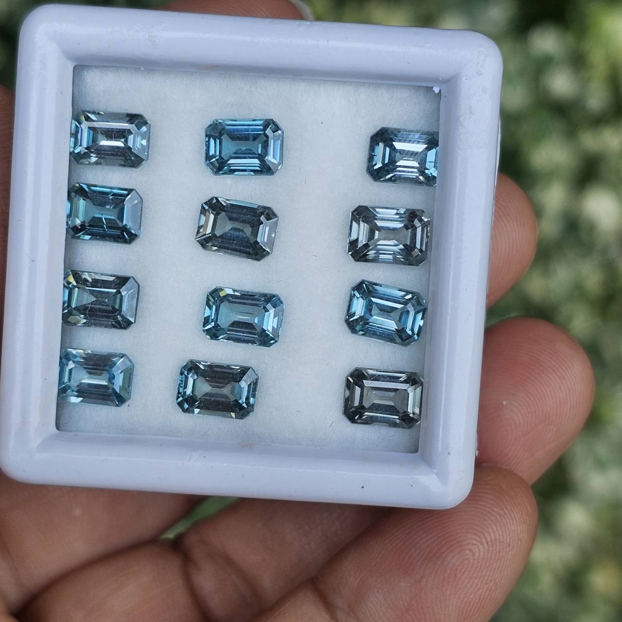 พลอย เพทาย (Zircon) 16.95 กะรัต (Cts.) 12 (Pcs.) พลอยแท้ อัญมณีมงคลประจําวันเกิด เครื่องประดับพลอย