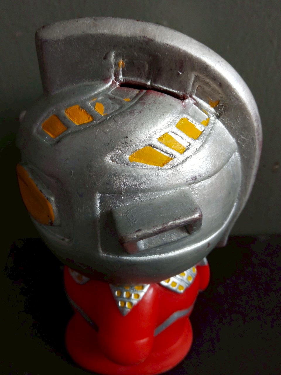 ออมสินอุลตร้าเซเว่น** ผ่านการทำสีมาบ้าง ขนาดประมาณ 6 นิ้ว ตามภาพ งานเก่าเก็บสะสม