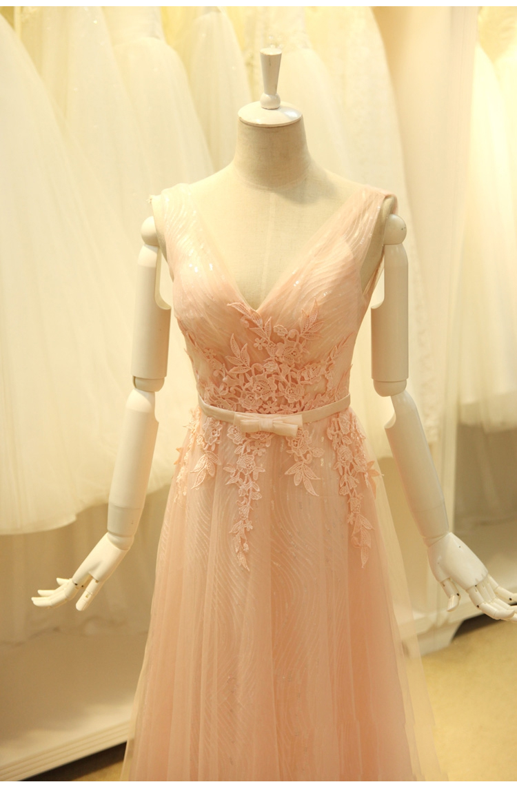 Pre-order ชุดราตรียาว แขนกุด คอวี เว้าหลัง แต่งลายลูกไม้ กระโปรงตาข่าย ปักเลื่อมสวย มีซิป