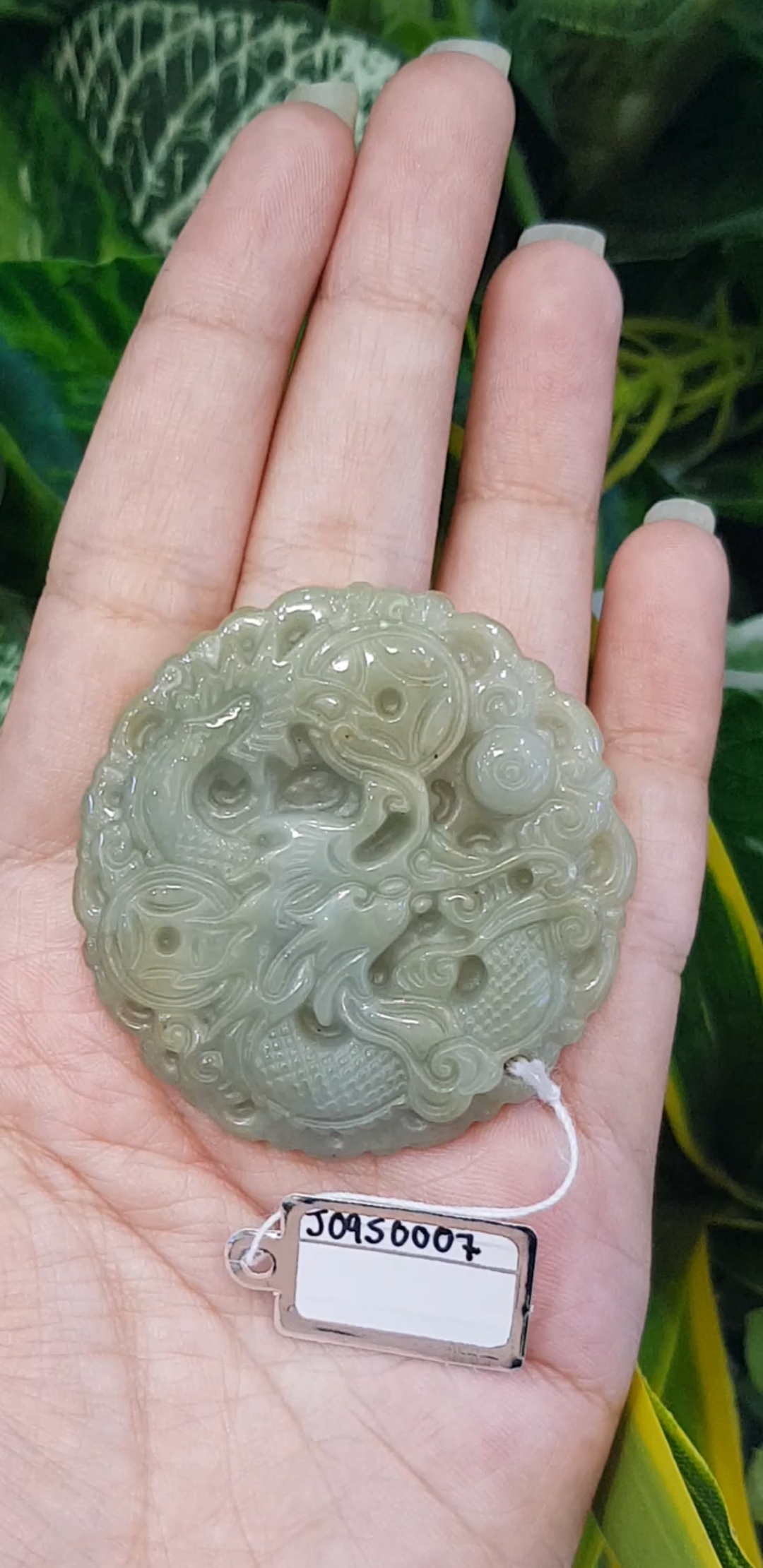 หยก พม่า แท้ Jade จี้หยก (jadeite) แกะสลักรูปมังกร ดิบ ไม่ผ่านการปรับปรุง (Type A) พม่า (Myanmar)