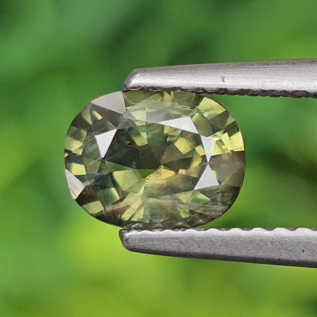 พลอย เขียวส่อง Green Sapphire 1.22 กะรัต (Cts.) ดิบ พลอยแท้ อัญมณีมงคลประจําวันเกิด เครื่องประดับพลอย