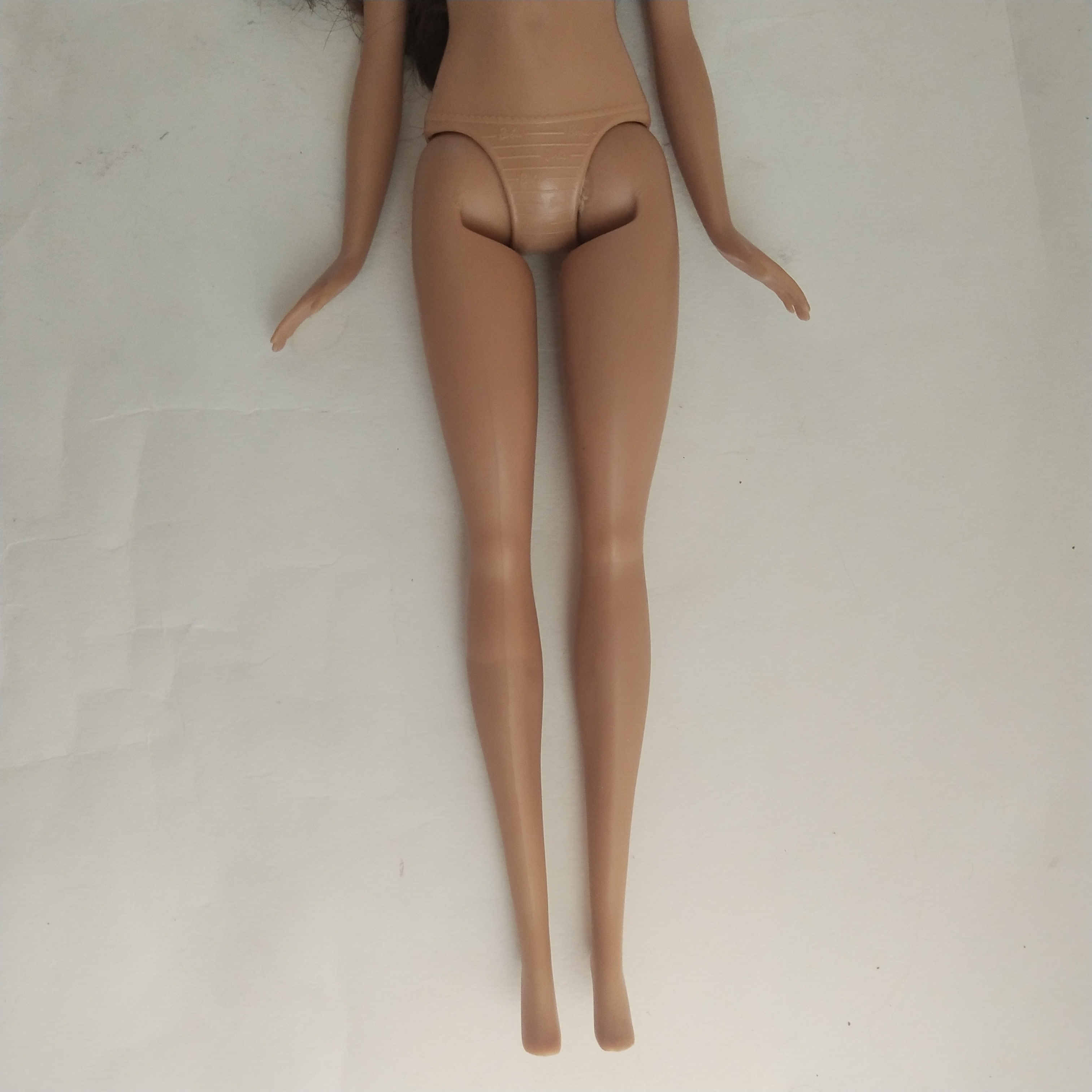 ตุ๊กตาบาร์บี้ ** คอหลวมบ้าง หน้่าสวย ผมยาวสลวยสีน้ำตาลขาแข็งพับงอไม่ได้ Mattel China 2015