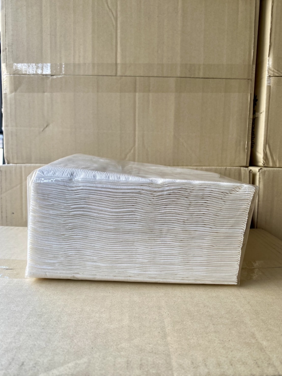 กระดาษเช็ดปาก 2ชั้น สีขาว ขนาด 40x40ซม. ไม่พิมพ์โลโก้ พับ8 ยกลัง 2000แผ่น