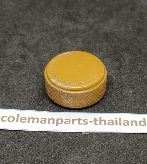 ฝาปิดถังน้ำมันตะเกียง Coleman Gold Bond ใช้แล้ว