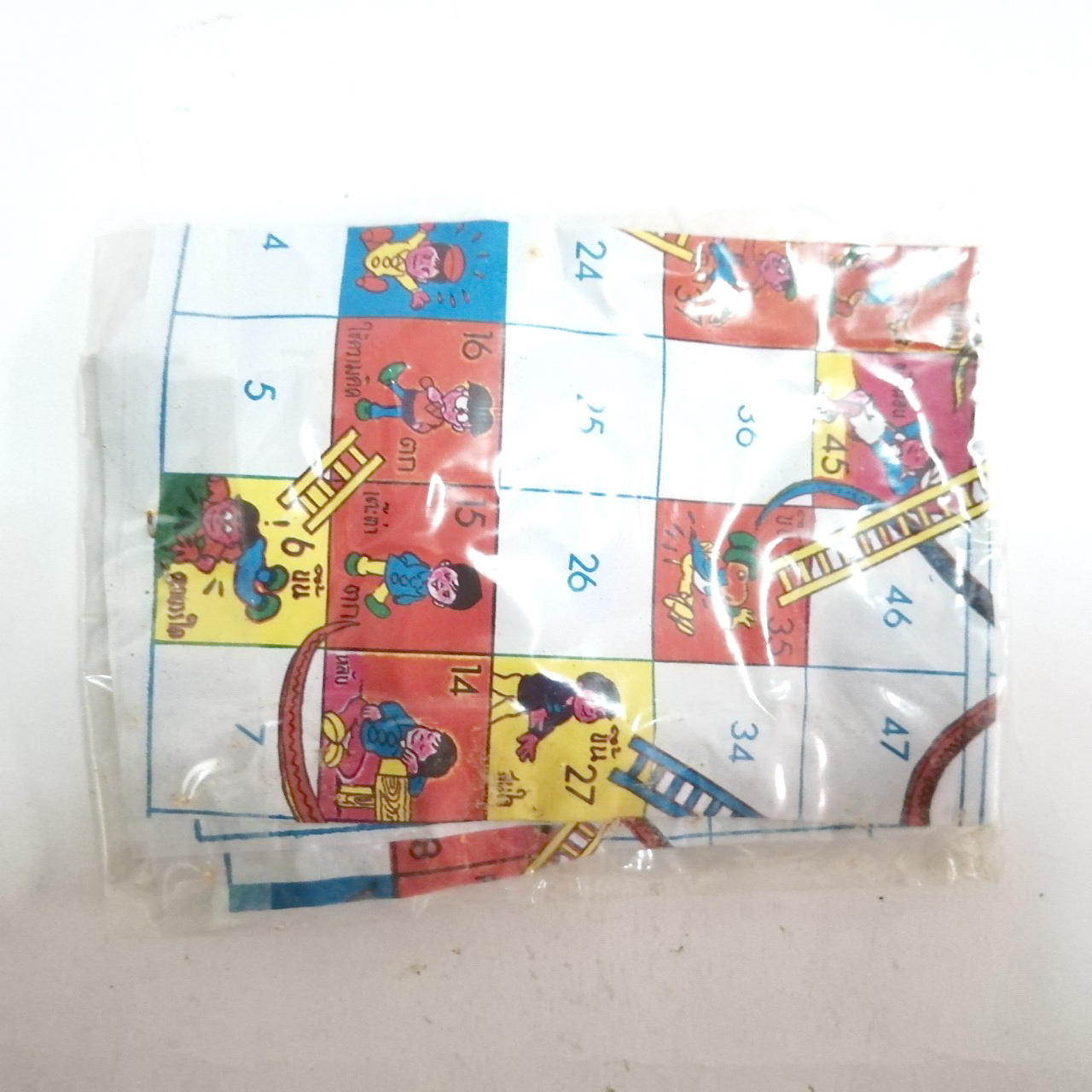 เกมกระดาษ งูไต่กระได รุ่นเก่า ตัวเดินและลูกเต๋า เป็นตุ๊กตุ่นพลาสติก ของเก่าหายาก ยังไม่แกะสภาพเดิมๆ มี2แบบ