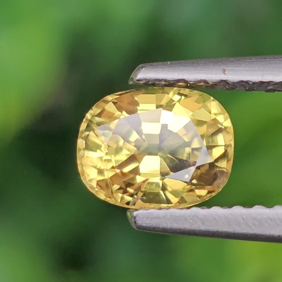 พลอย บุษราคัม yellow sapphire 1.17 กะรัต (Cts.) ดิบ (Unheated) พร้อมใบเซอร์ พลอยแท้ อัญมณีมงคลประจําวันเกิด เครื่องประดับพลอย
