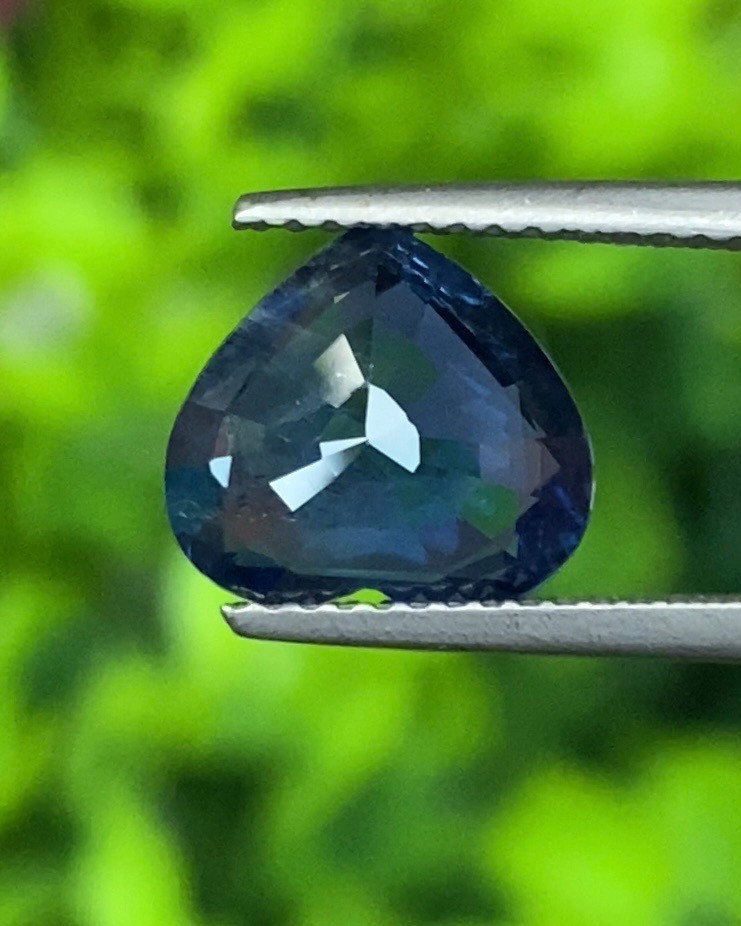 พลอย ไพลิน Blue Sapphire 3.24 กะรัต (Cts.) ดิบ (Unheated ) พร้อมใบเซอร์ พลอยแท้ อัญมณีมงคลประจําวันเกิด เครื่องประดับพลอย