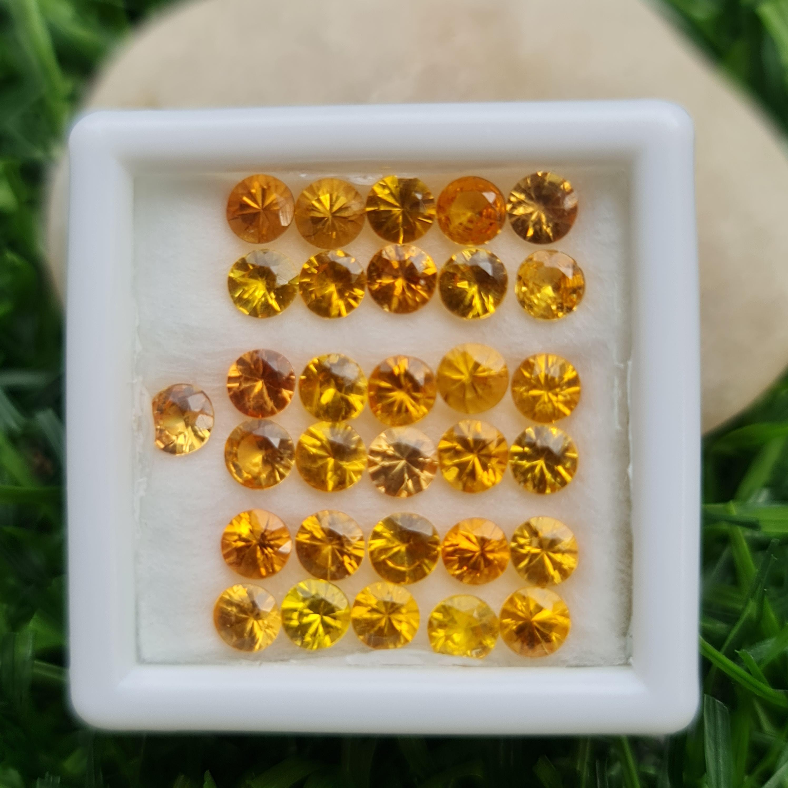 พลอย บุษราคัม yellow sapphire 5.20 กะรัต (Cts.) 31 เม็ด (Pcs.) พลอยแท้ อัญมณีมงคลประจําวันเกิด เครื่องประดับพลอย