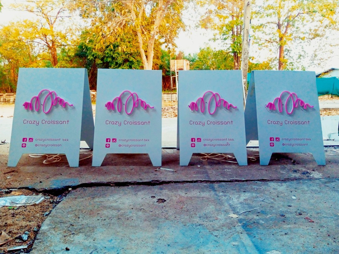 ป้ายสามเหลี่ยมตั้งหน้าร้านติดไฟนีออน