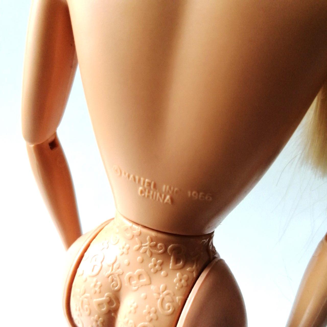 ตุ๊กตาบาร์บี้ บอดี้รุ่นเก่า หน้าสวย ผมขาวหนานุ่ม ใส่ต่างหูสีชมพู Mattel 1966 China ขายาง พับงอได้ ,มือซ้ายมีแผ่นเหล็กเล็กๆ ตามภาพ