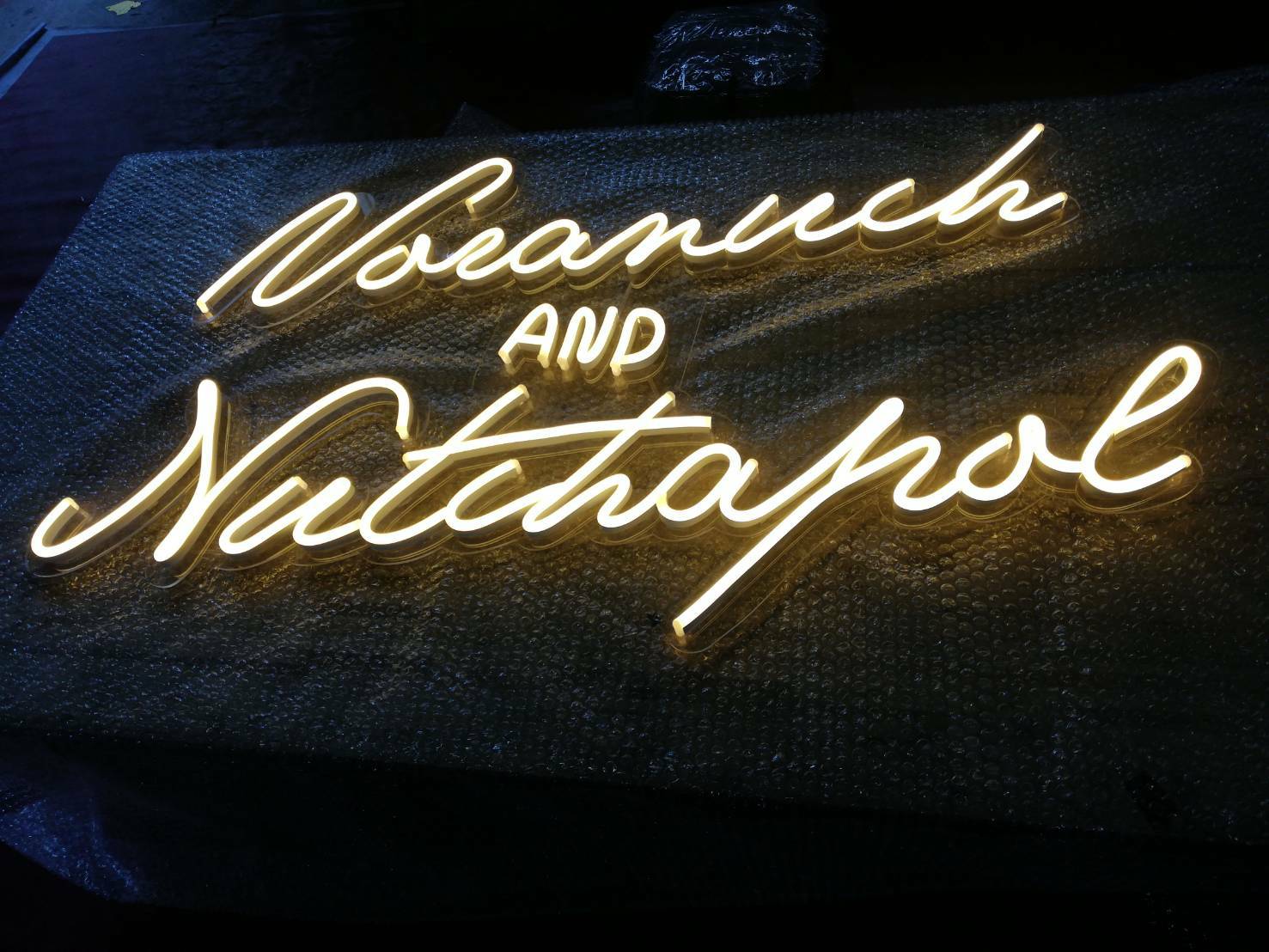 ป้ายไฟนีออนดัด - สีวอมไวท์