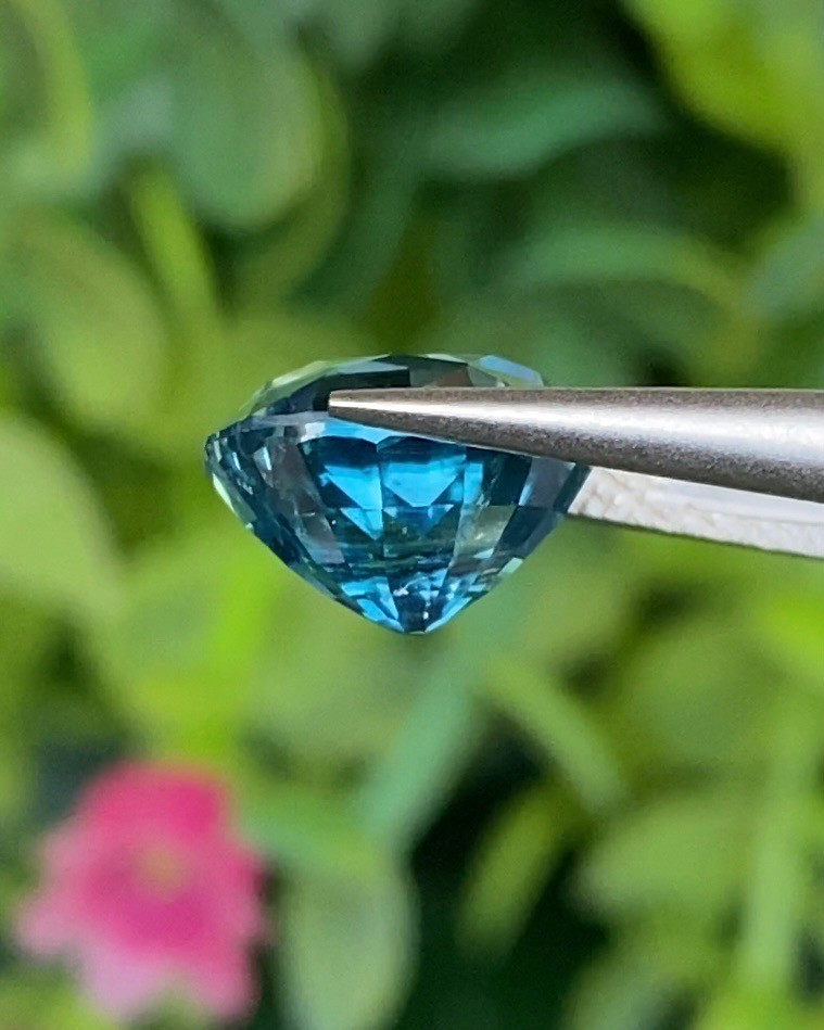 พลอย เพทาย (Zircon) 3.79 กะรัต (Cts.) พลอยแท้ อัญมณีมงคลประจําวันเกิด เครื่องประดับพลอย