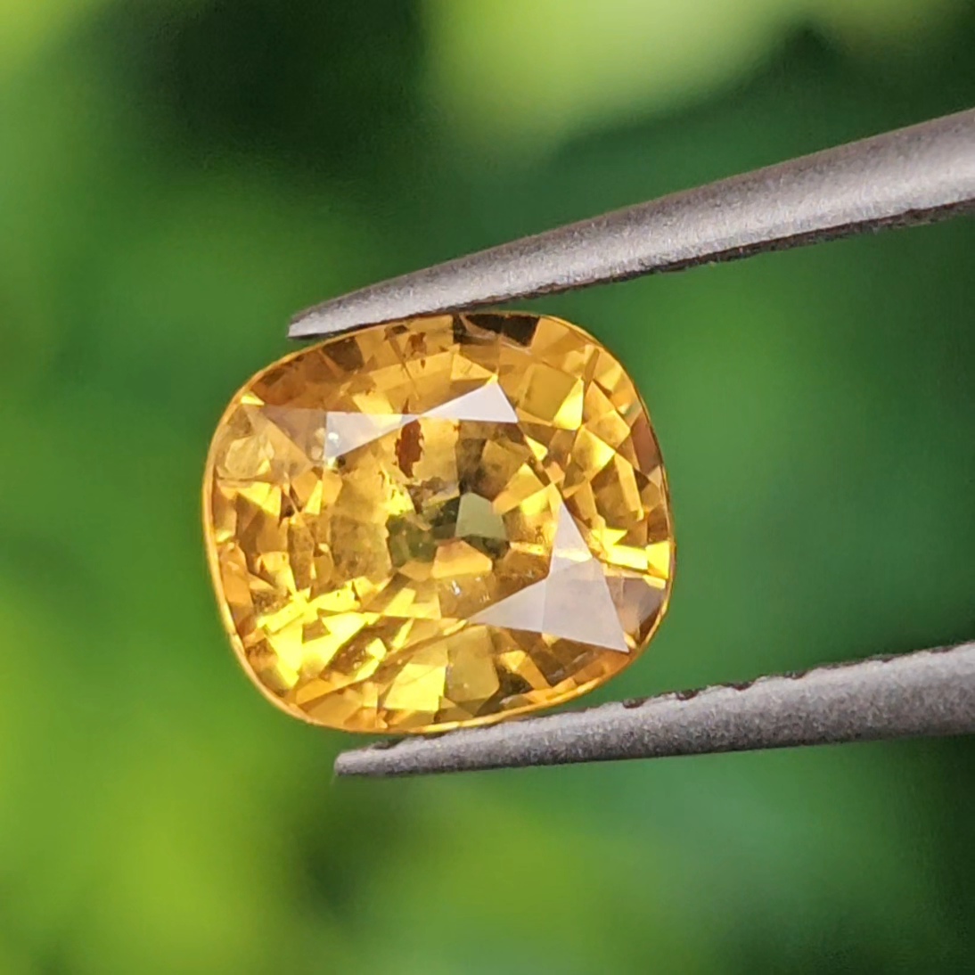 พลอย บุษราคัม yellow sapphire 0.86 กะรัต (Cts.) พลอยแท้ อัญมณีมงคลประจําวันเกิด เครื่องประดับพลอย