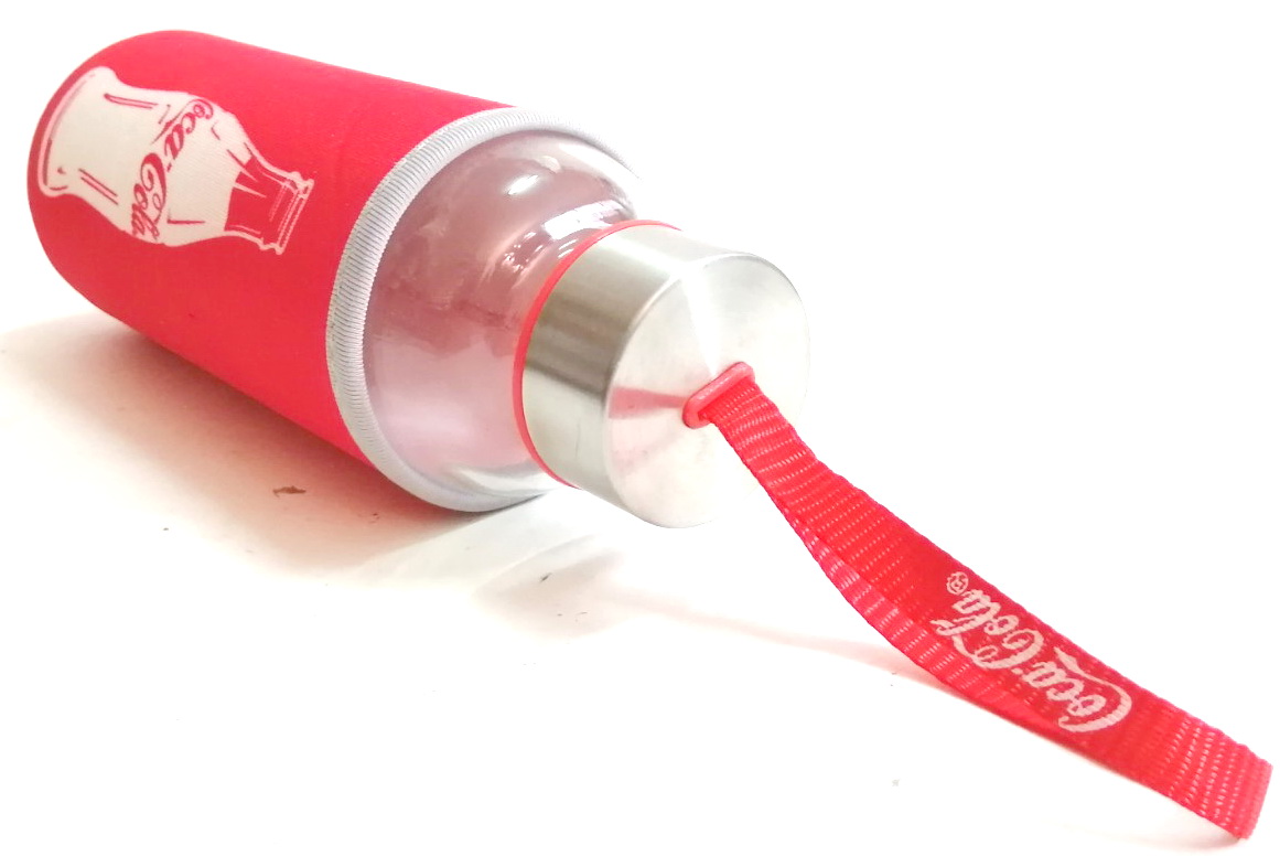 ของสะสม ขวดแก้วพร้อมถุงจับกันเย็นสีแดงพิมพ์ลาย โค้กพร้อมสายหิ้วสีแดง COKE