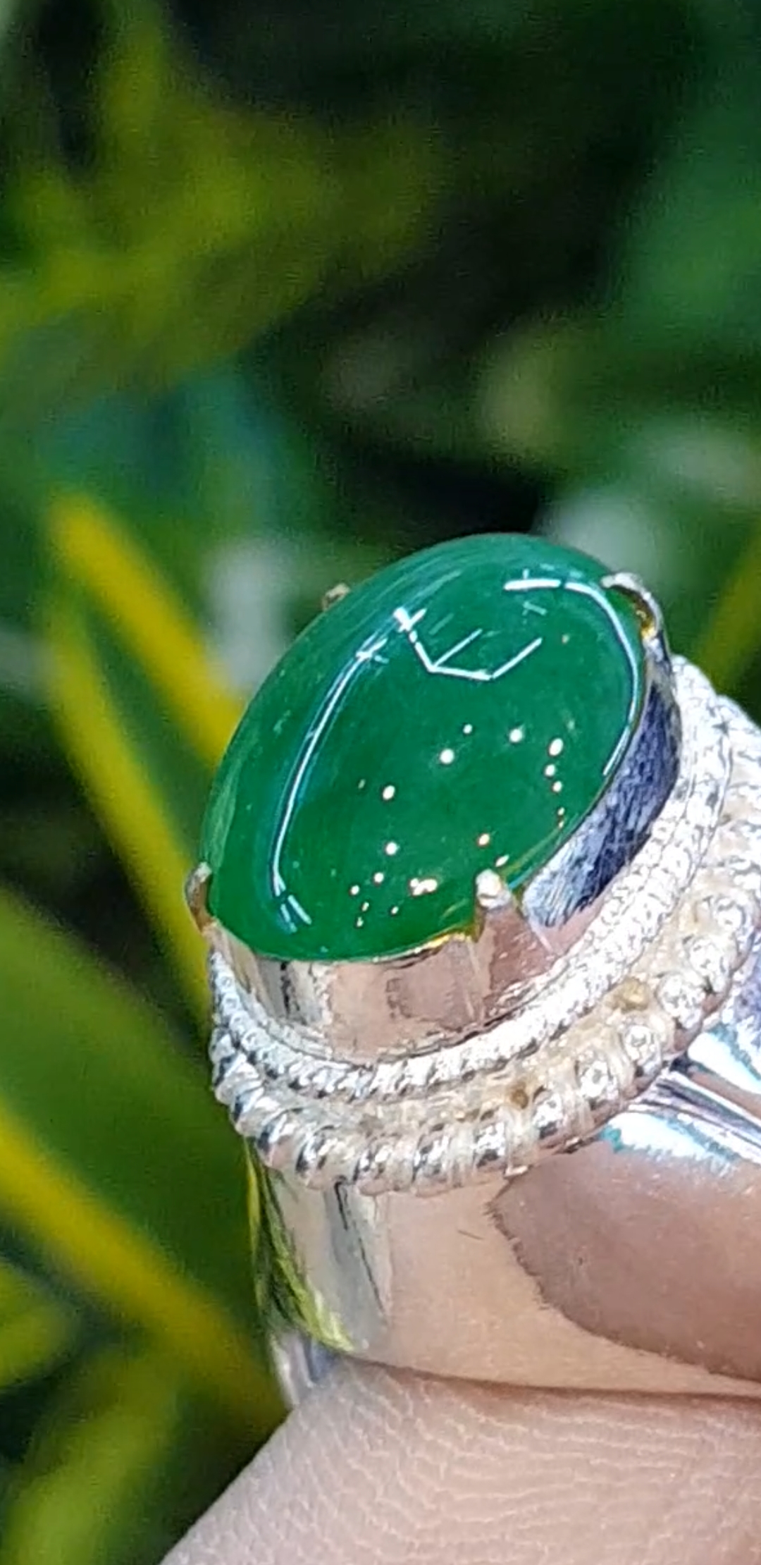 หยก พม่า แท้ Jade แหวนหยก 翡翠戒指 (Jadeite ring) 4.21 กะรัต (Cts.) ดิบ Size 62 ไม่ผ่านการปรับปรุง (Type A) พม่า (Myanmar)