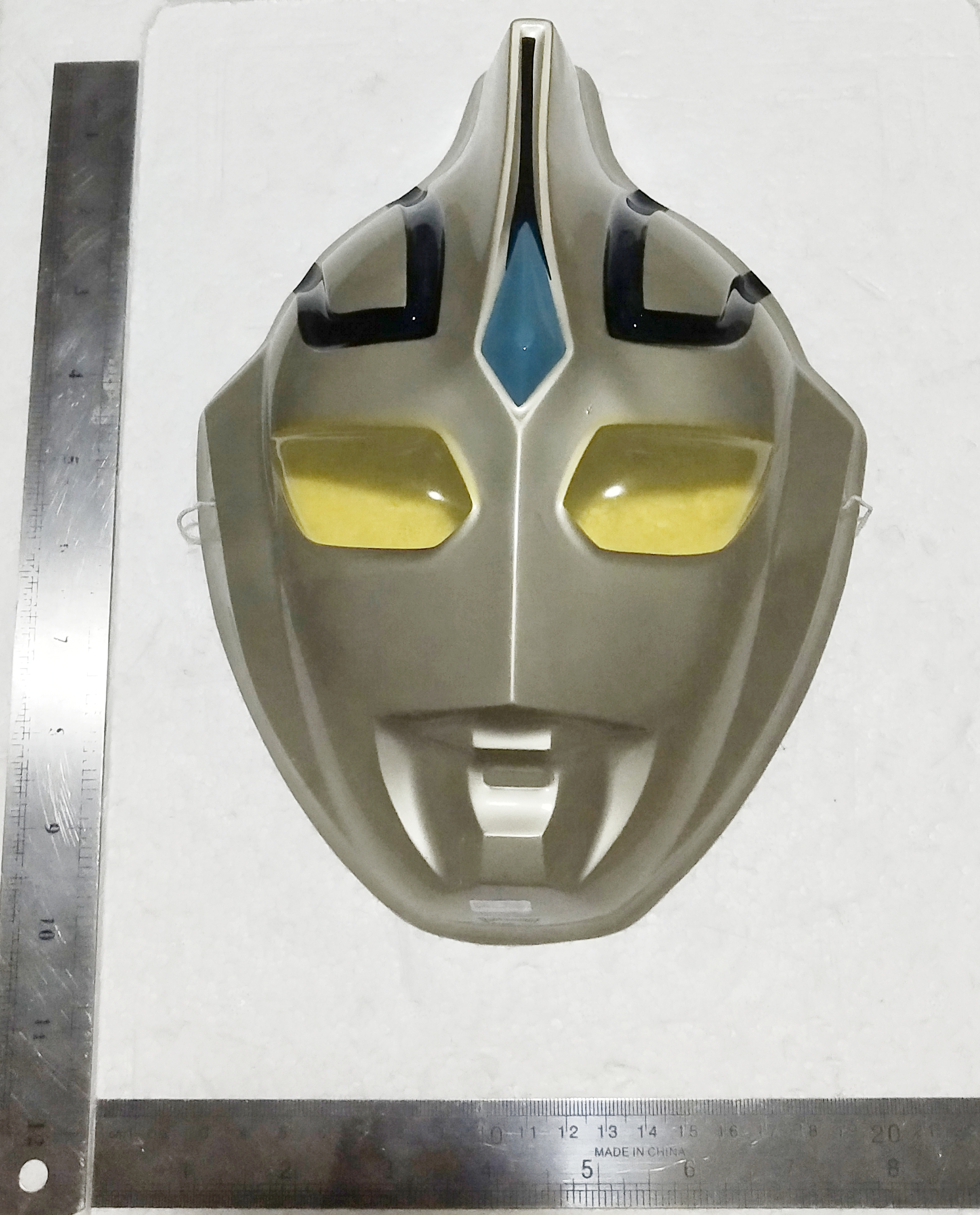 หน้ากากอุลตร้าแมนอากูล งานลิขสิทธิ์แท้ *** เก่าเก็บ ไม่เคยใช้งาน ด้านบนมีรอยแยกที่มองไม่เห็น หากไม่บีบดู สีเพี้ยนบ้างตามเวลา