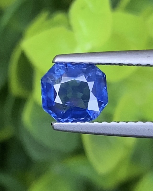 ไพลิน (Blue Sapphire) 1.21 กะรัต (Cts.) สีพิเศษ คอนฟลาวเวอร์ บลู (Cornflower Blue) พร้อมใบเซอร์ 2 ใบ พลอยแท้ อัญมณีมงคลประจําวันเกิด เครื่องประดับพลอย