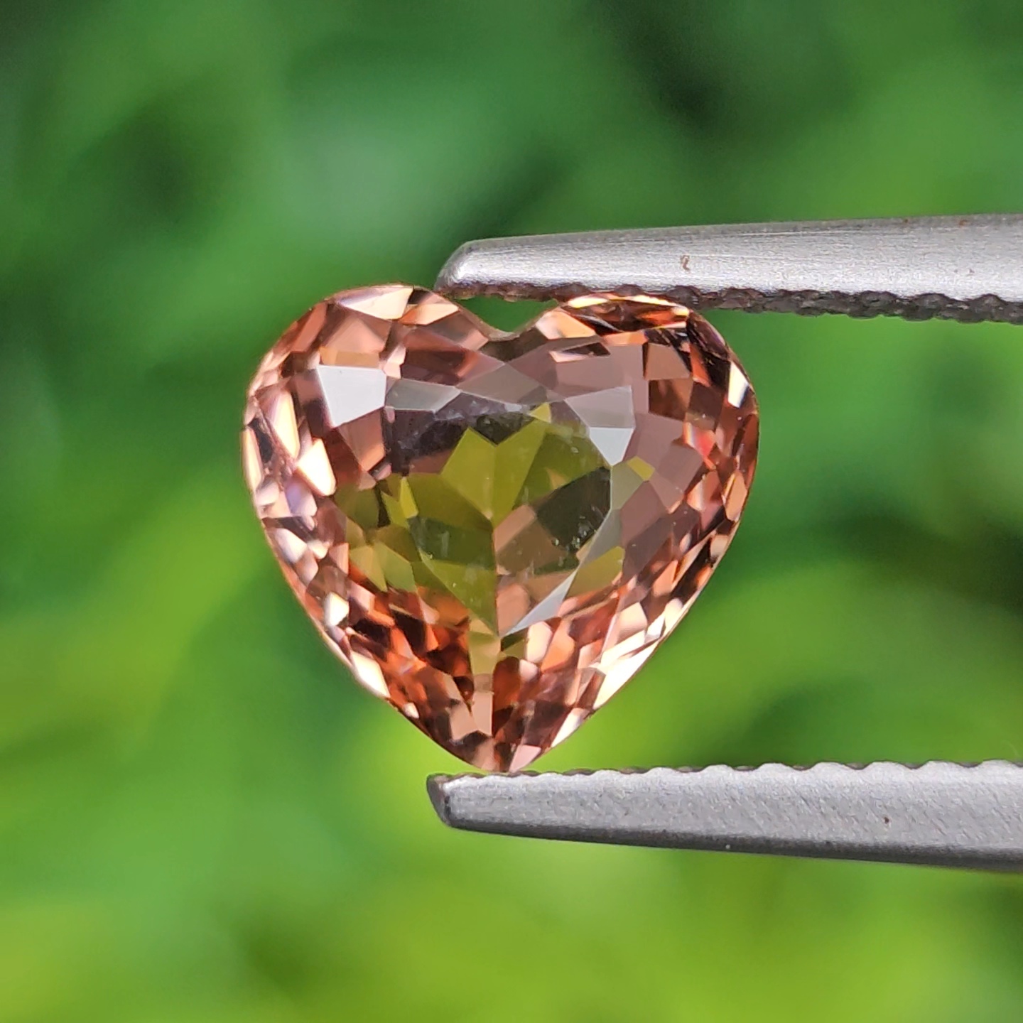 พลอย ทัวร์มาลีน Tourmaline 2.02 กะรัต (Cts.) ลอยแท้ อัญมณีมงคลประจําวันเกิด เครื่องประดับพลอย