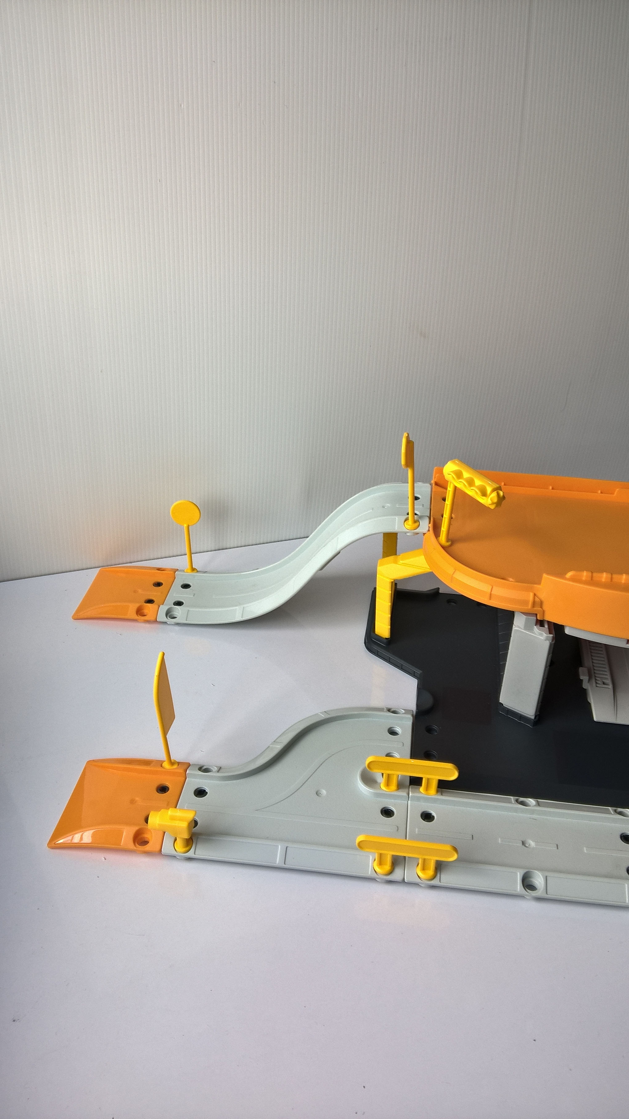 ชุดเซ็ทรางรถเหล็ก Die Cast มาจอเร็ต ครีเอทริก RACING PITSTOP สภาพดีมาก แกะเพื่อโชว์รถเหล็ก ใช้เล่นกับรถเหล็ก ขนาดประมาณ 1:64 ขนาดโดยประมาณ 72*22 cm. ***ไม่มีรถ