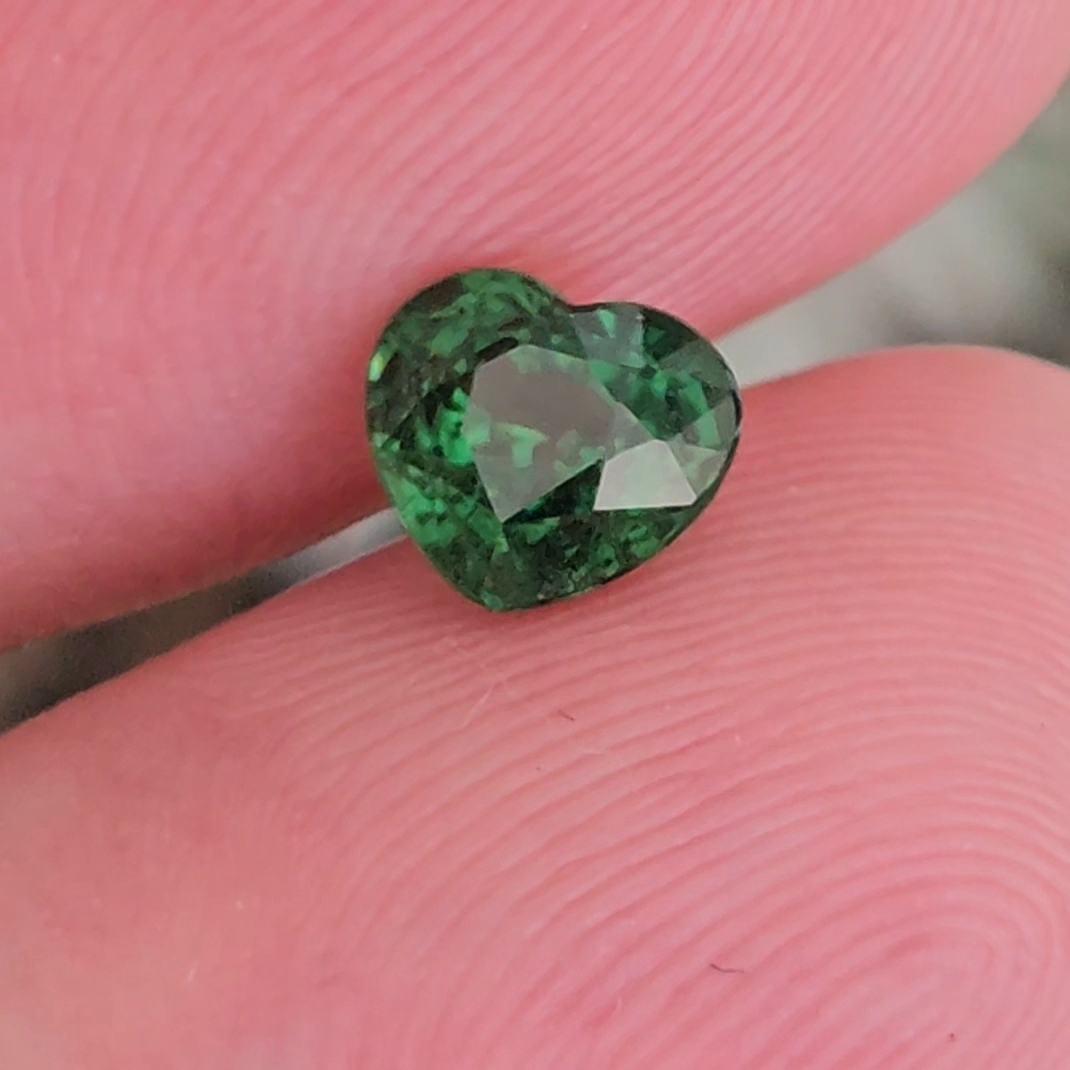 พลอย ซาโวไรท์ Tsavorite Garnet 1.16 กะรัต (Cts.) ดิบ Unheated พร้อมใบเซอร์ อัญมณีมงคลประจําวันเกิด เครื่องประดับพลอย