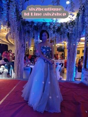 Pre-order ชุดแฟนซี ชุดราตรียาว เกาะอก สีน้ำเงิน แต่งดอกช่วงอกและเอว กระโปรงพองสวย สไตล์เจ้าหญิง
