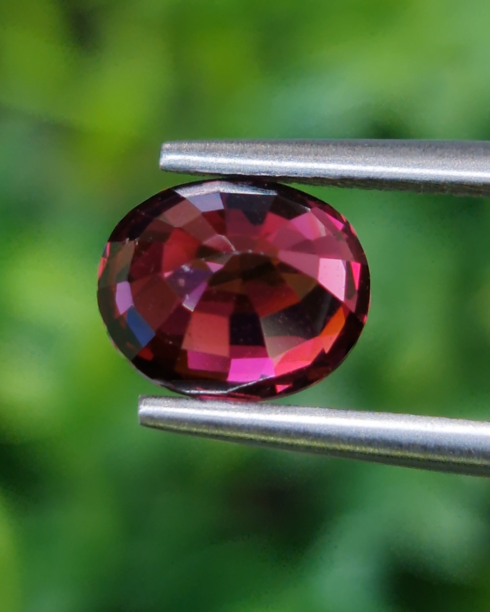 พลอย โรโดไลต์ กาเน็ท Rhodolite Garnet 2.50 กะรัต Cts.พลอยแท้ อัญมณีมงคลประจําวันเกิด เครื่องประดับพลอย