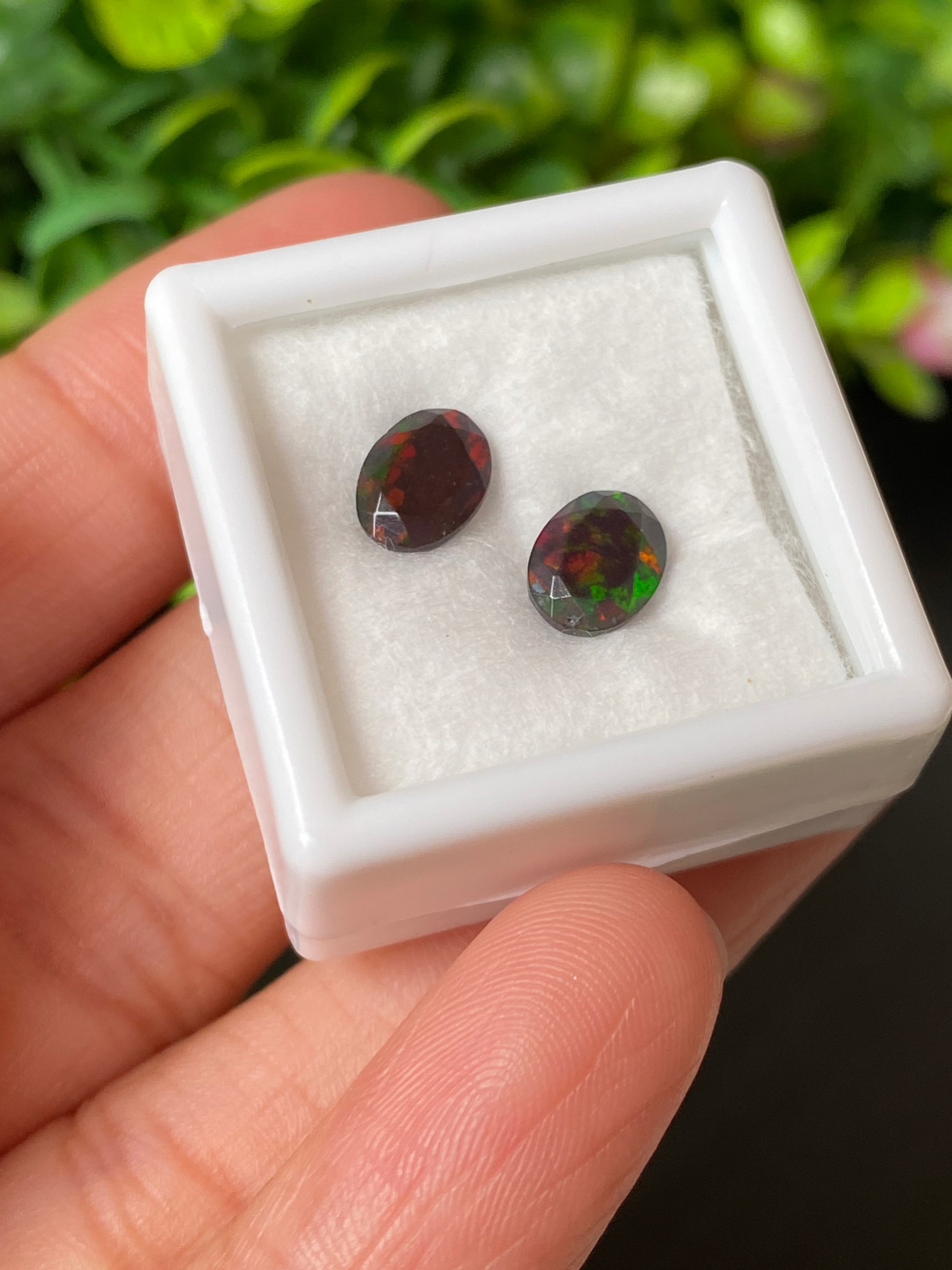 พลอย แบล็ก โอปอล Black Opal 1.22 กะรัต (Cts.) 2 เม็ด (Pcs.) พลอยแท้ อัญมณีมงคลประจําวันเกิด เครื่องประดับพลอย