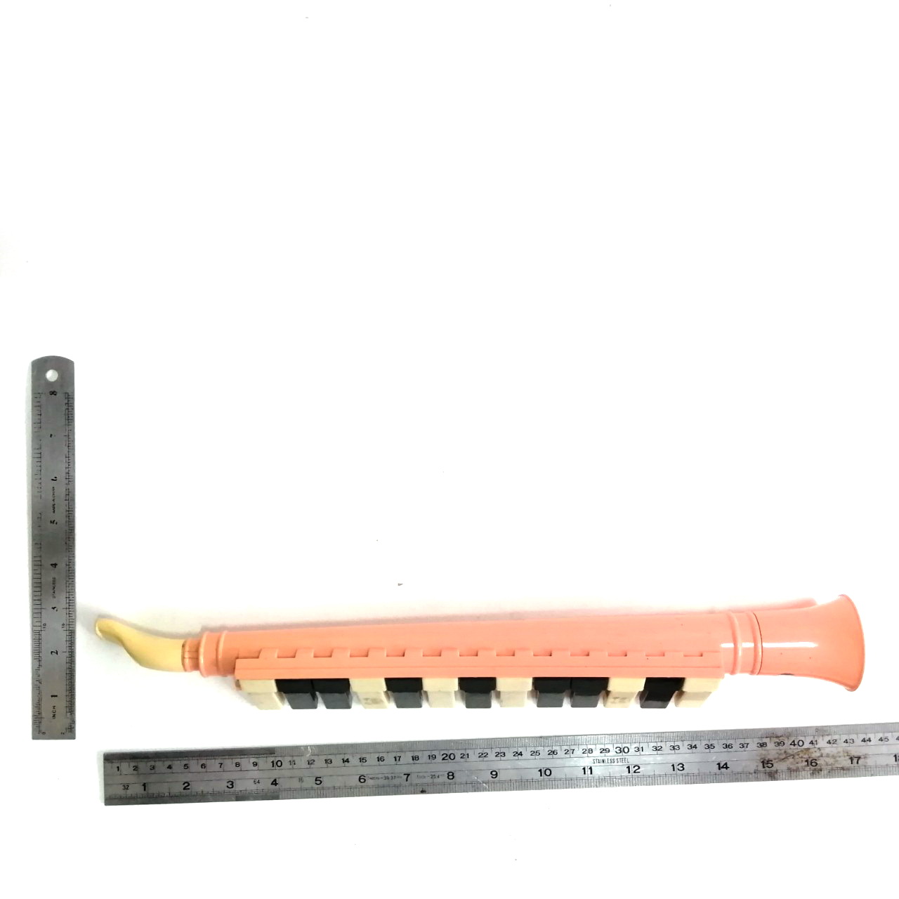 ทรัมเป็ต พลาสติก(ตัวใหญ่ รุ่น17นิ้ว)สีชมพู เป่าไล่ตัวโน๊ตได้/เป่าเป็นเพลงได้ การเล่นเหมือนเมโลเดี้ยน เก่าเก็บ สภาพดี มีรอยบ้าง