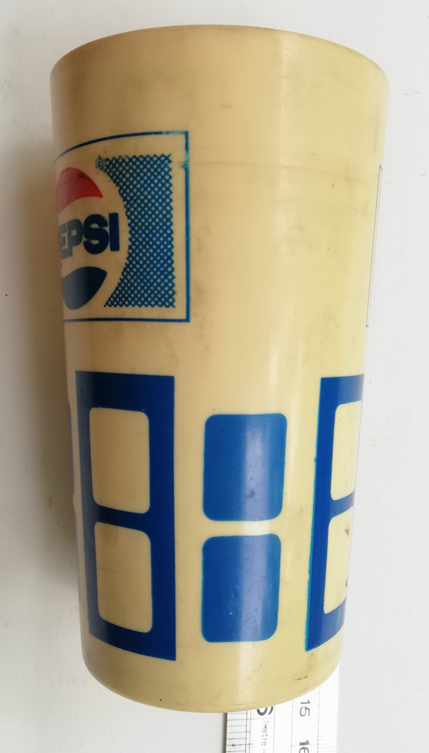 ของสะสมเก่า แก้วน้ำพลาสติกสีครีมทรงกระบอก พิมพ์ลาย PEPSI, เป๊บซี่ และมีลายตารางที่ด้านล่าง