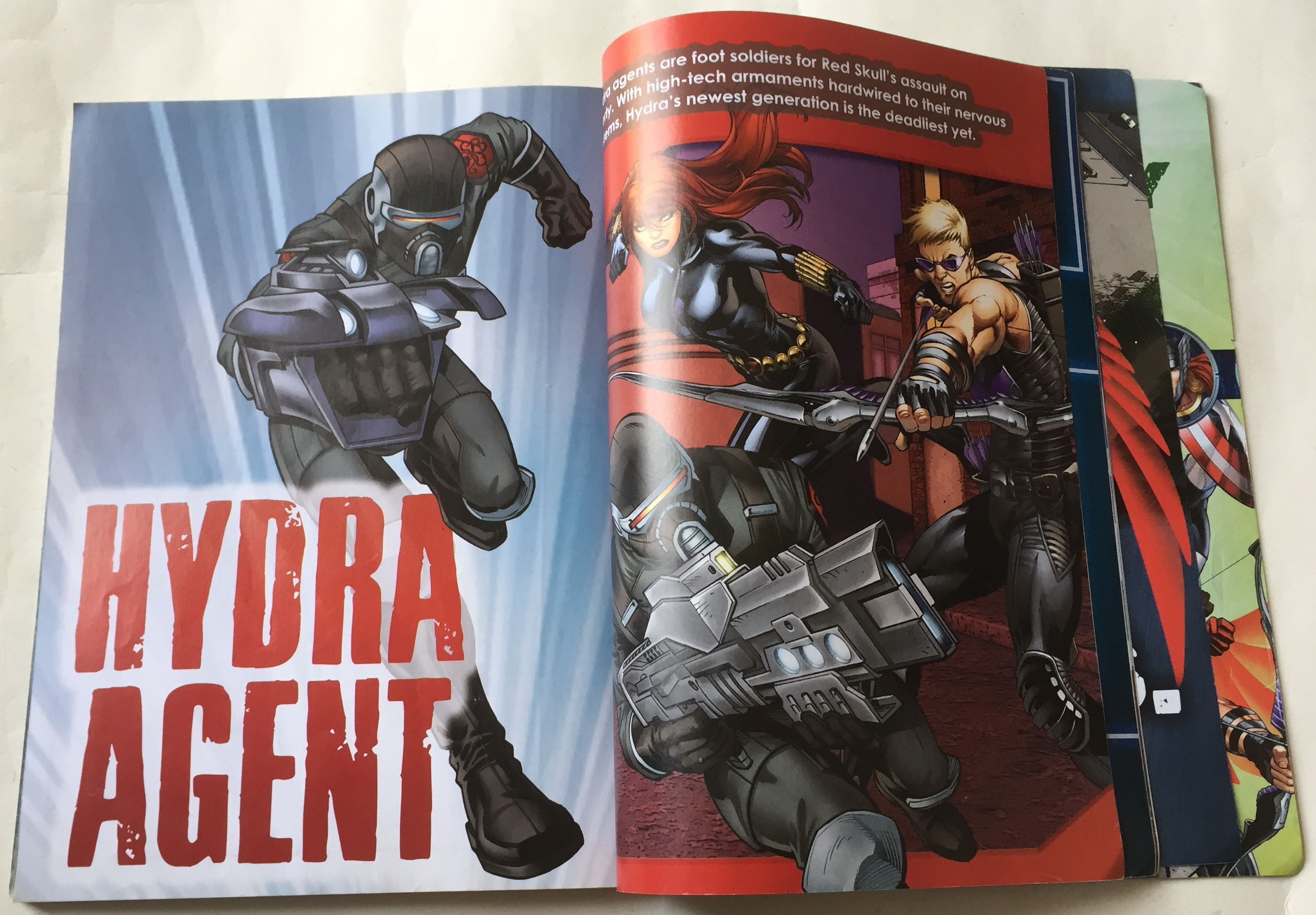 มีหลายภาพ, Marvel Assemble in Action หนังสือภาพการ์ตูนสีทั้งเล่ม Marvel Comic Marvel Poster-A-Page ฉบับภาษาอังกฤษพร้อมโปสเตอร์ในเล่ม