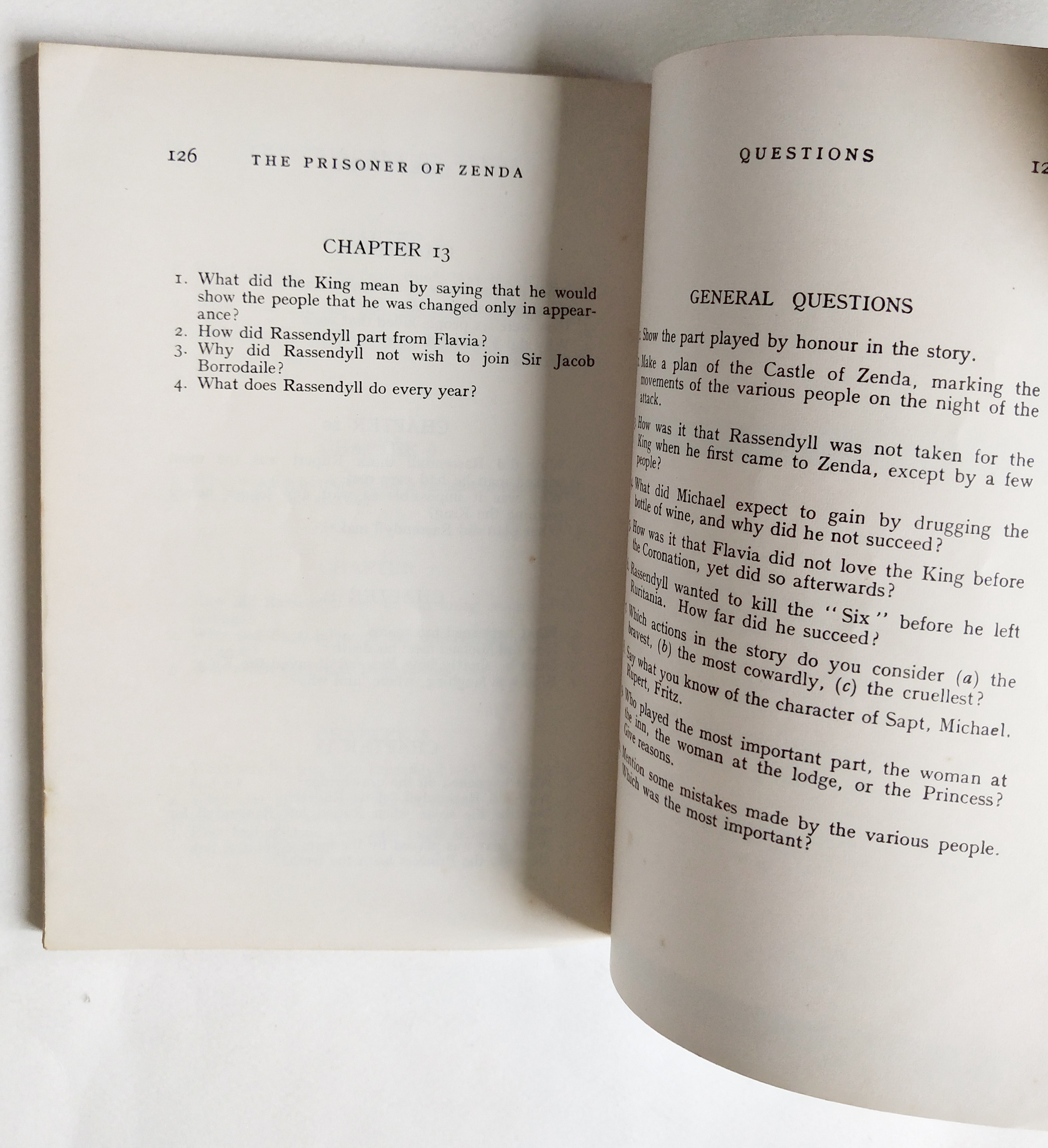 หนังสือเรียนเก่าอ่านนอกเวลา THE PRISONER OF ZENDA โดย ANTHONY HOPE ,SIMPLIFY BY GEORGE F. WEAR ,ILLUSTRATED BY JOHN NICOLSON พิมพ์ครั้งที่2 เมษายน 1967